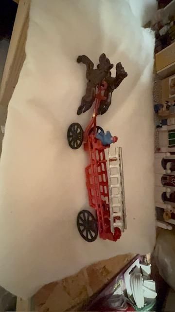 die-cast / metal horse-drawn fire wagon