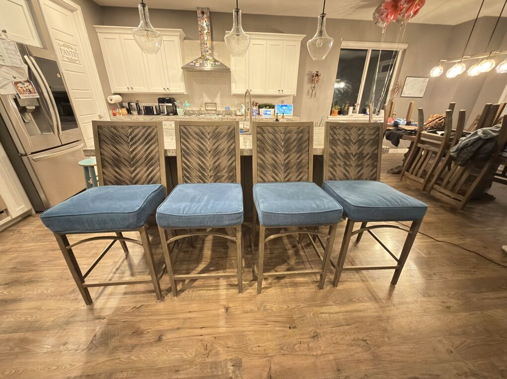 Set Of 4 Moderm Bar Stools