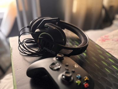 Microsoft Xbox Series X 1TB Console Bundle with Wireless Controller & RIG Gaming Headset