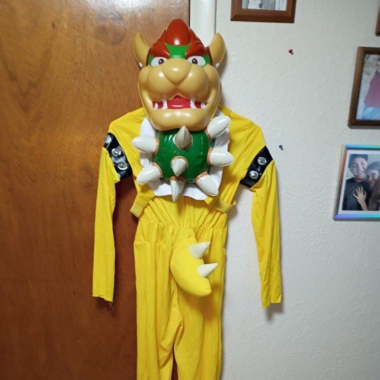 Boys Size Large 10/12 Bowser Costume $10.