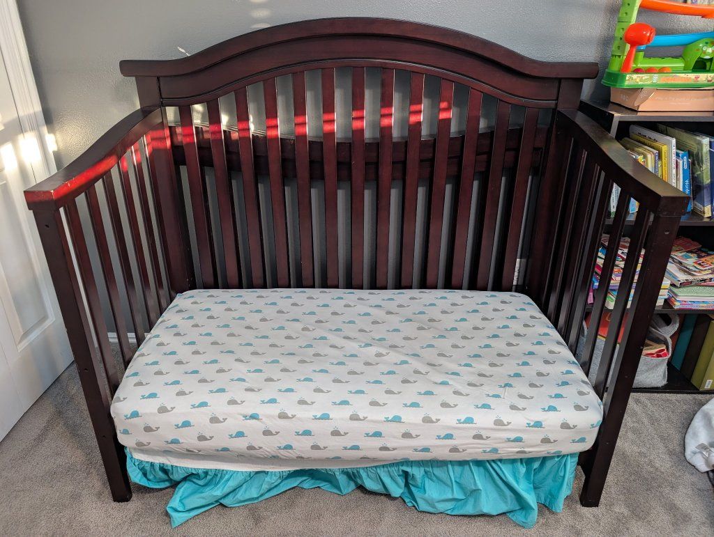 Crib/toddler bed and dresser set