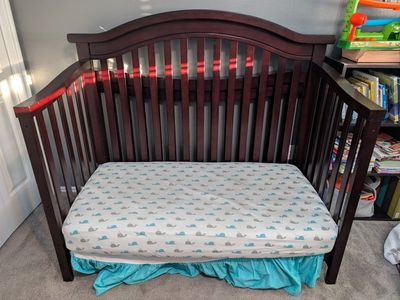 Crib/toddler bed and dresser set