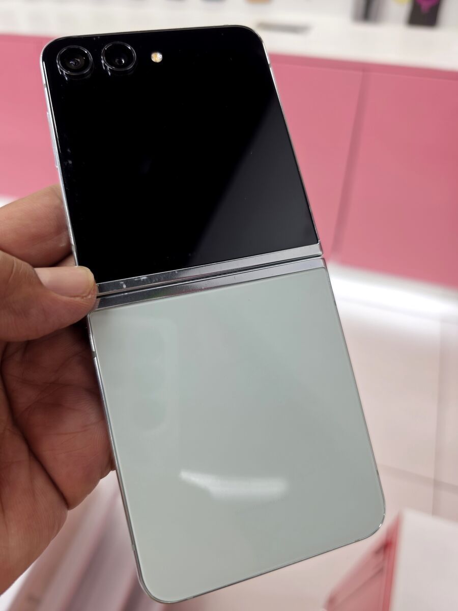 Samsung galaxy Z FLIP 5 256 UN Read description