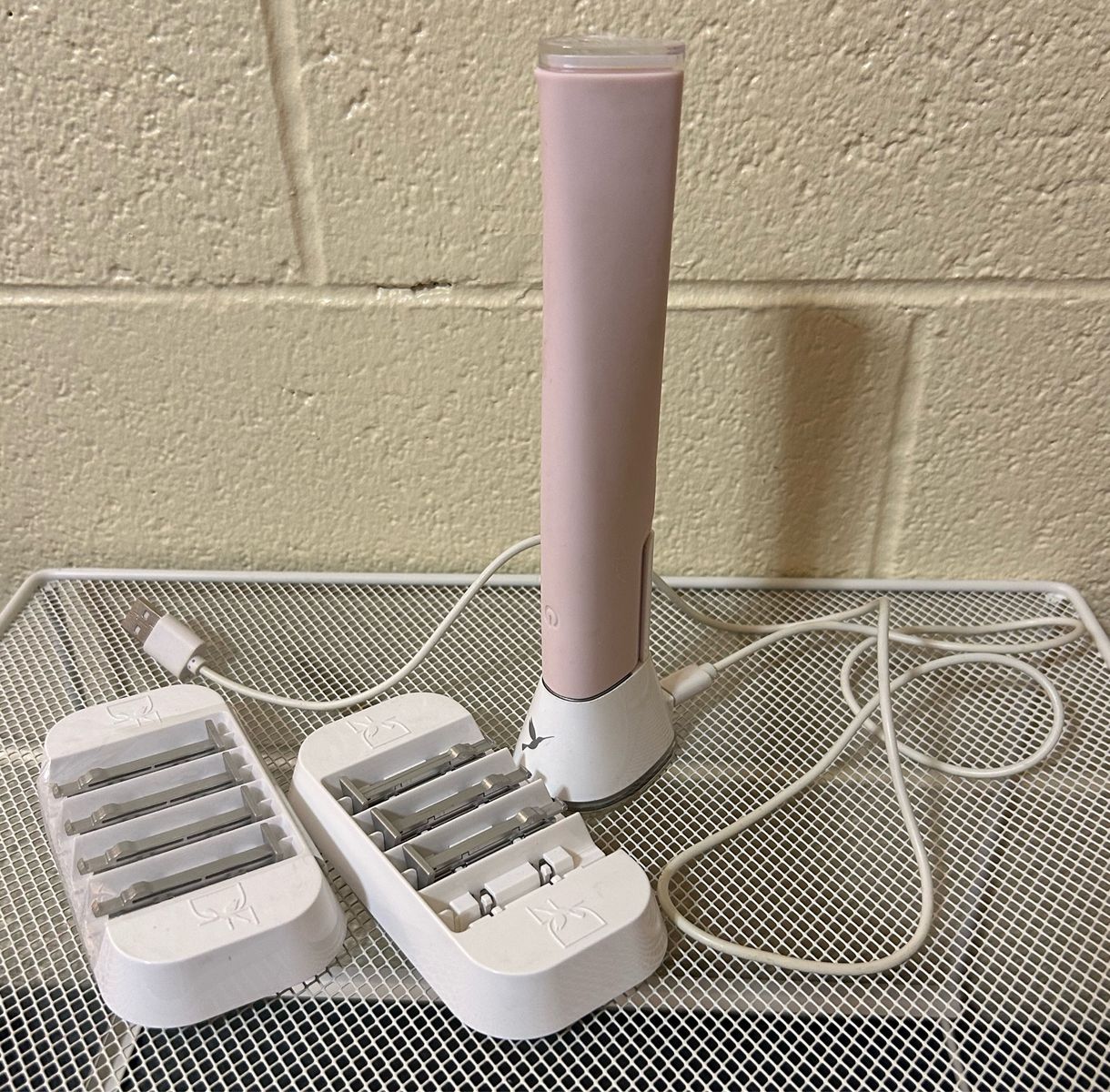 DERMAFLASH 2.0 Luxe Anti-Aging Dermaplaning Exfoliation Device - Used Blush Pink Cash Only
