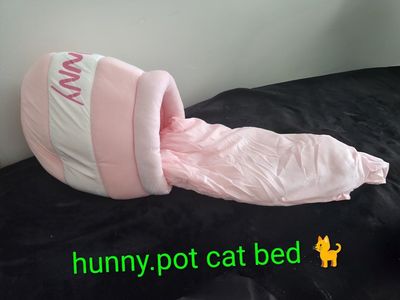 Hunny.Pot Cat Bed