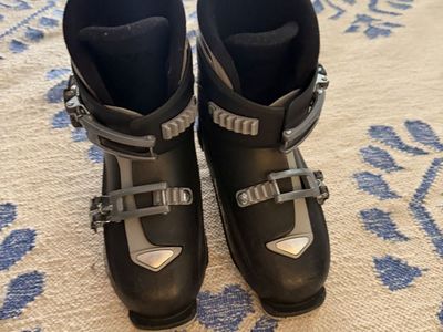 Kids ski boots