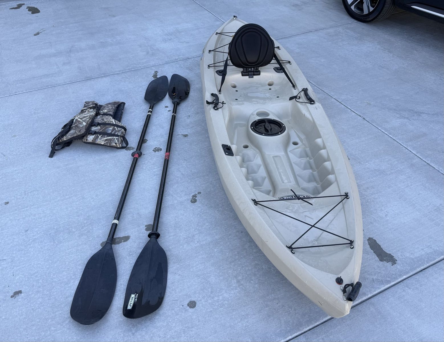 10' Lifetime Tamarack Angler Kayak - Tan w/ Rod Holder, Paddles & Life Jacket