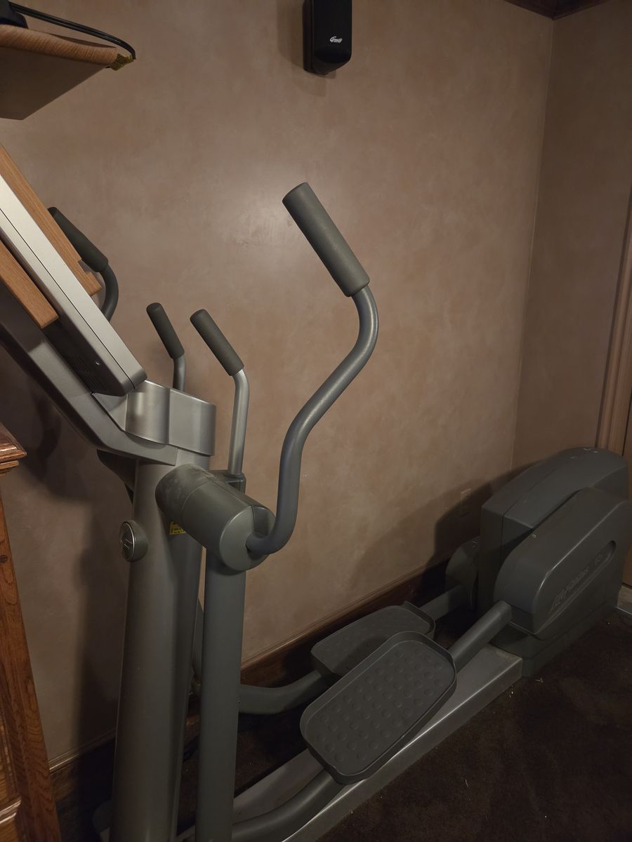 Life Fitness 93x elliptical cross trainer