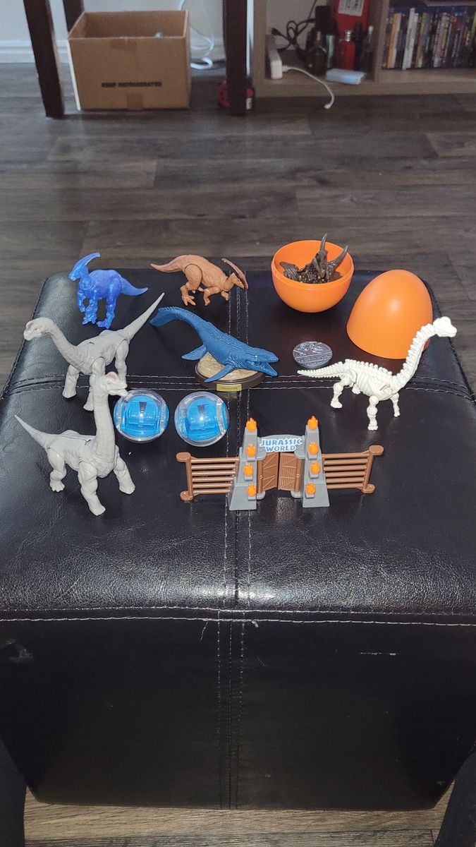 Jurrasic wold mini figures dinosaurs  collectibles