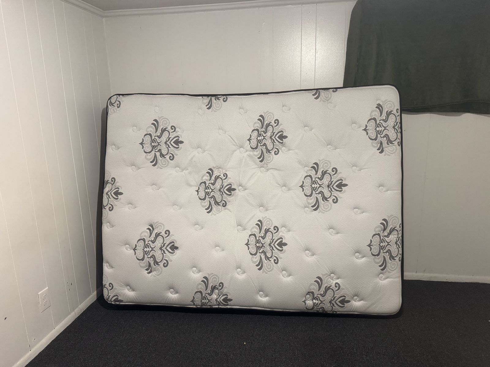 Beautiful Queen Size Matress in Excellent Conditio