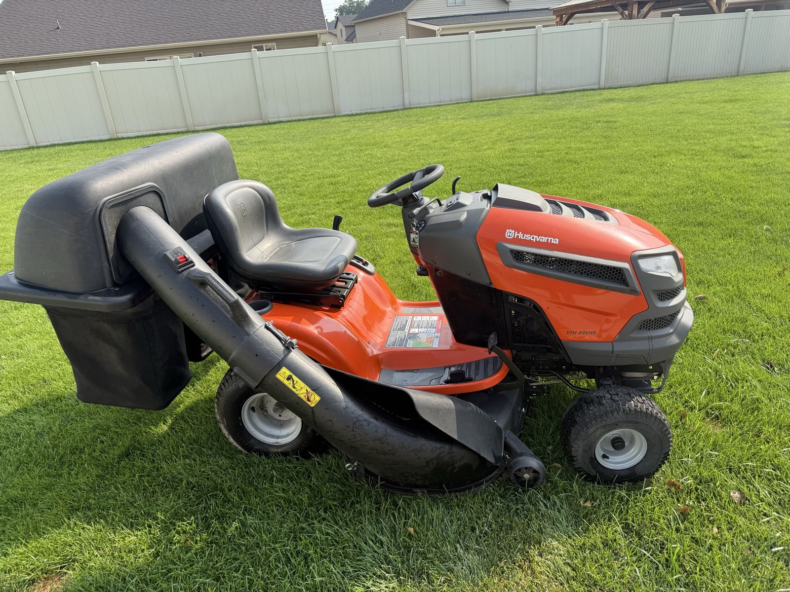 Husqvarna Riding Lawnmower w/ 3Bagger system