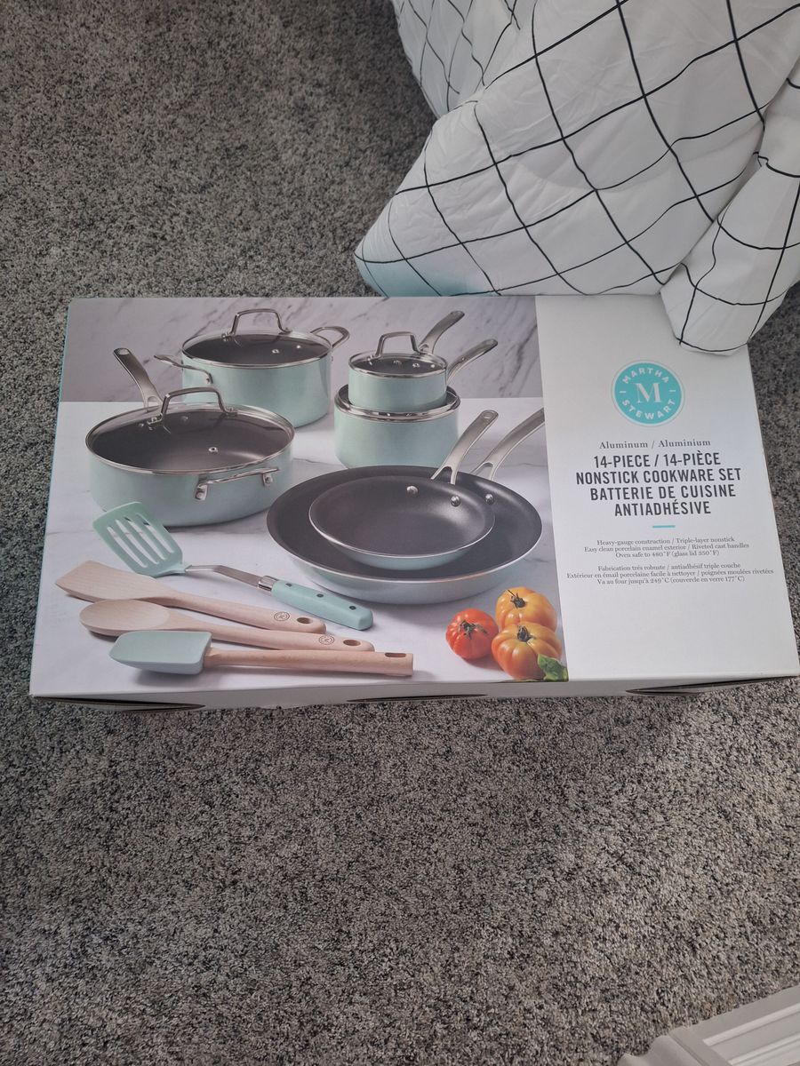 Brand new 14 piece non stick cookware set