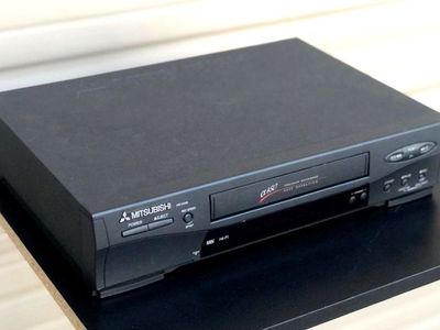 MITSUBISHI-HS-U446 VCR PLAYER-RECORDER IN GREAT CONDITION.