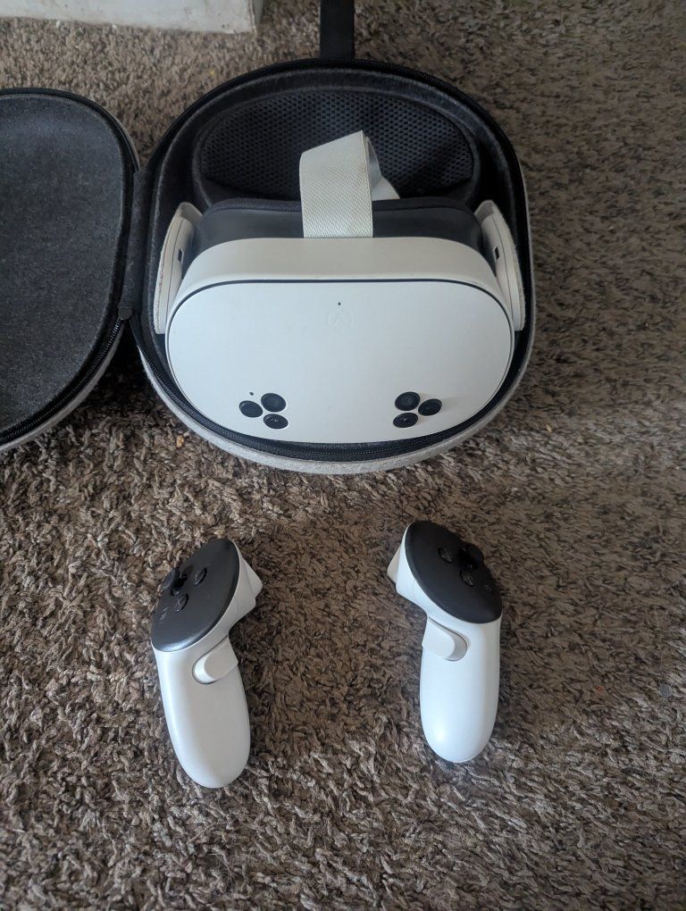 Meta Quest 3S 128 GB Virtual Reality Headset with