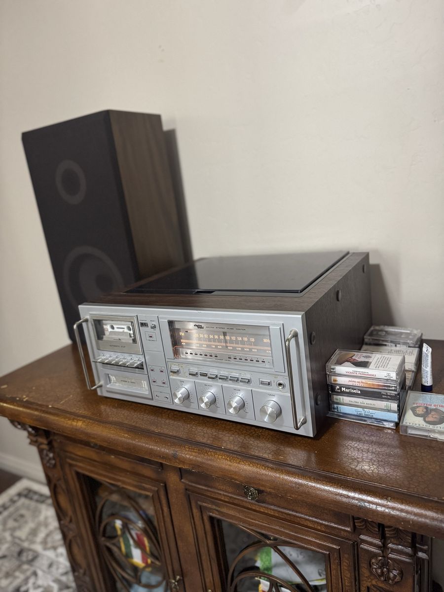 Vintage Akai AP-002 Turntable with Built-in Speakers and Cassette Deck - Classic Audio System