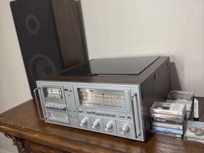 Vintage Akai AP-002 Turntable with Built-in Speakers and Cassette Deck - Classic Audio System