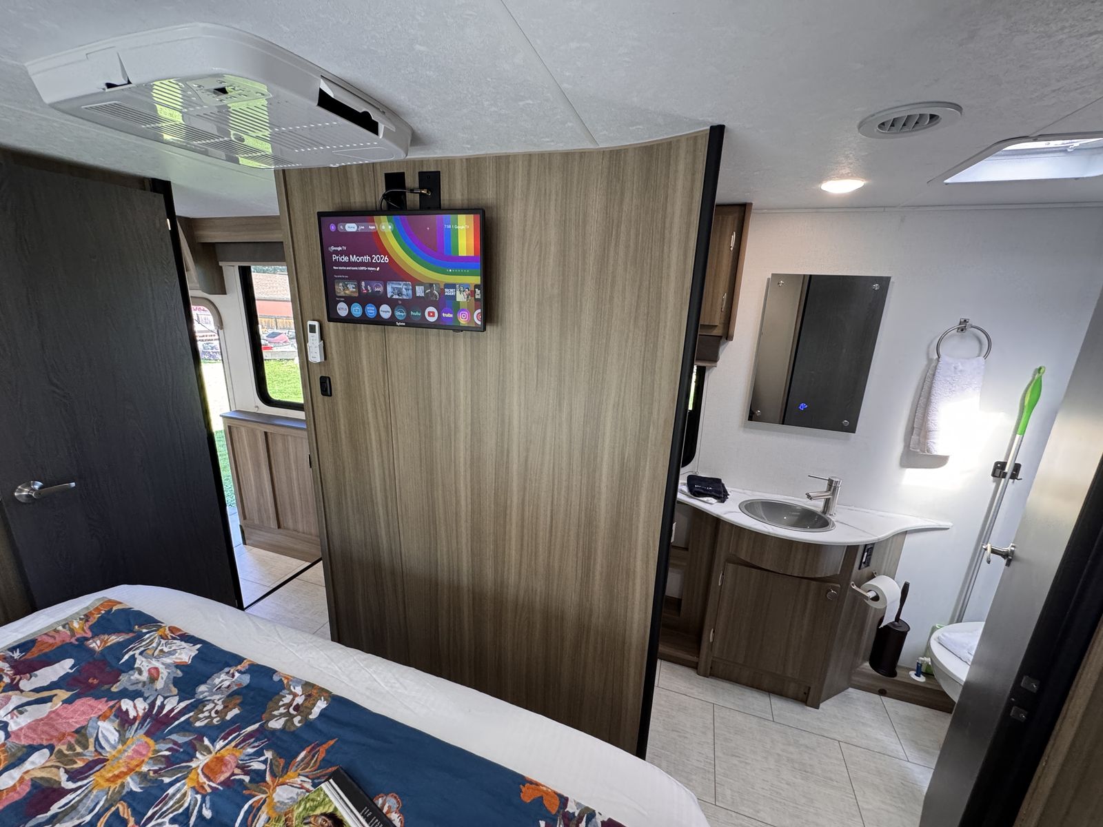Make this a summer to remember in our 30KB Coachmen Motorhome for rent- washer/dryer- king bed