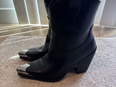 Cowgirl ankle boots Western style