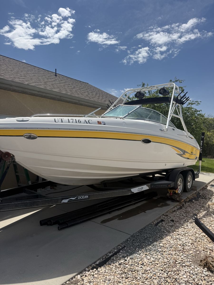 Chaparral  230 SSI Ski Boat - White & Yellow, Great for Watersports