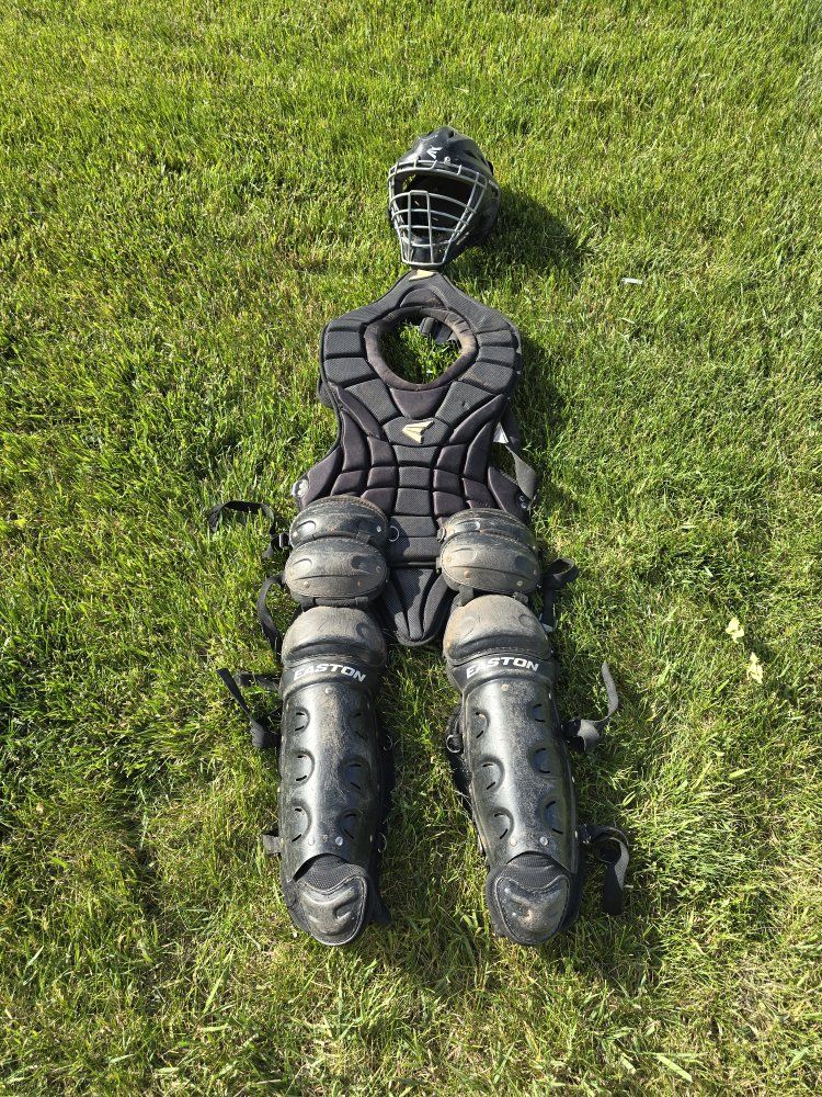 Easton Youth Catcher’s Gear Set (Ages 9-12) - 15" Chest / 14" Shins