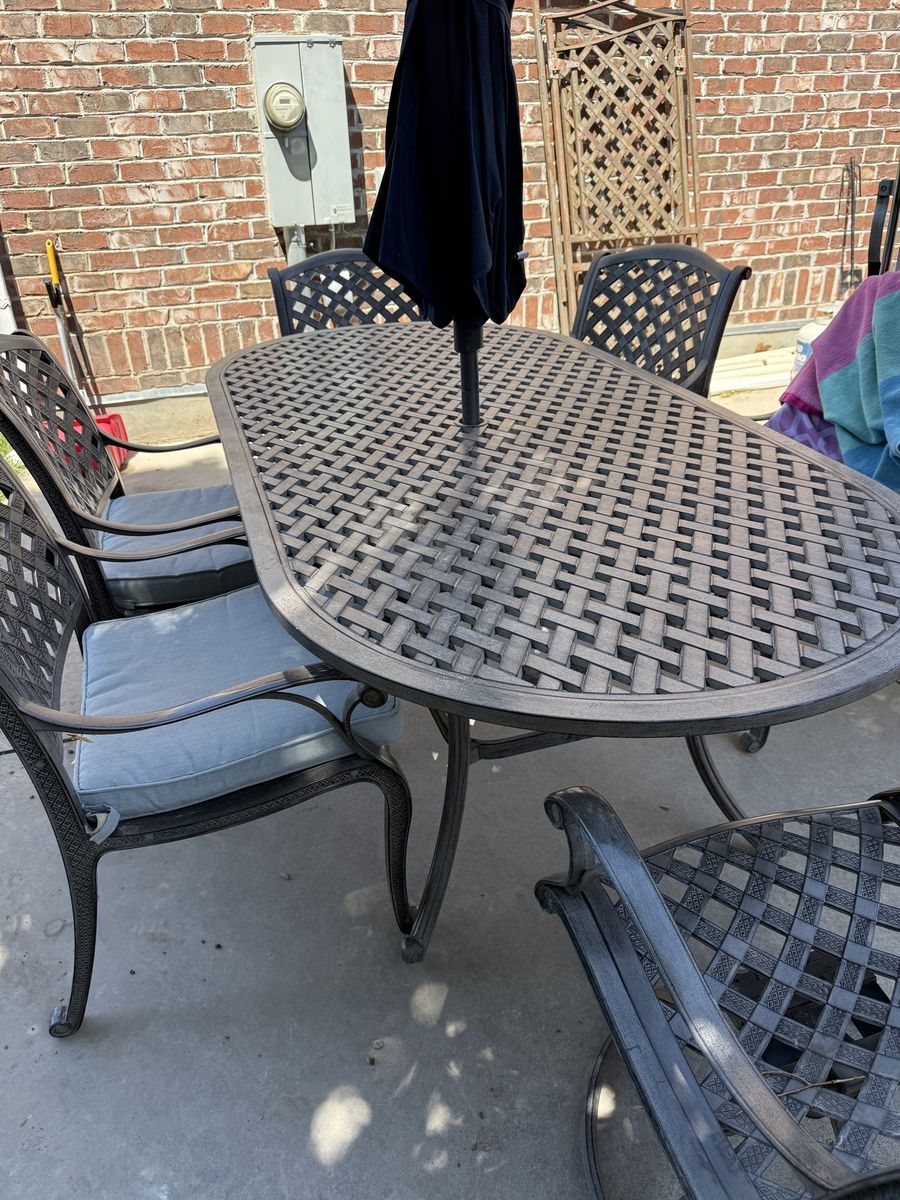 High End Cast Aluminum Patio Dining Set with 6 Chairs, Cushions included.