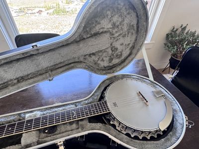 Dean Backwoods 6 String (guitar style) Banjo w/Road Runner Hard Case