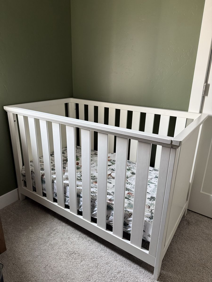 Crib with Mattress and Sheets