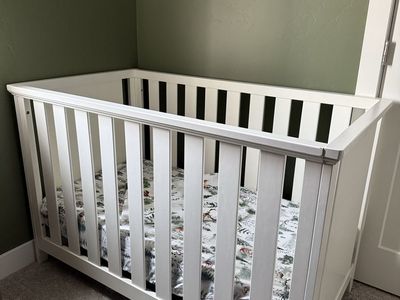Crib with Mattress and Sheets