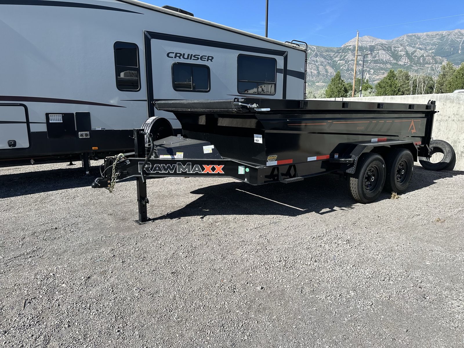 Dump trailer for rent 7’x14’ for $90/day 7000lb dual axels. Heavy duty. 14 ply tires. $450/week.