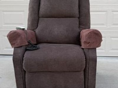 Electic Lift Recliner Chair - Excellent Condition