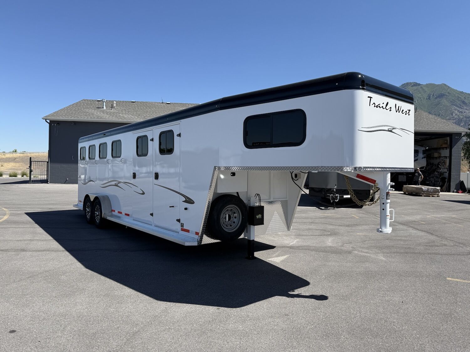 2026 Trails West Classic 4-Horse GN w/ 5x5 Comfort Pkg