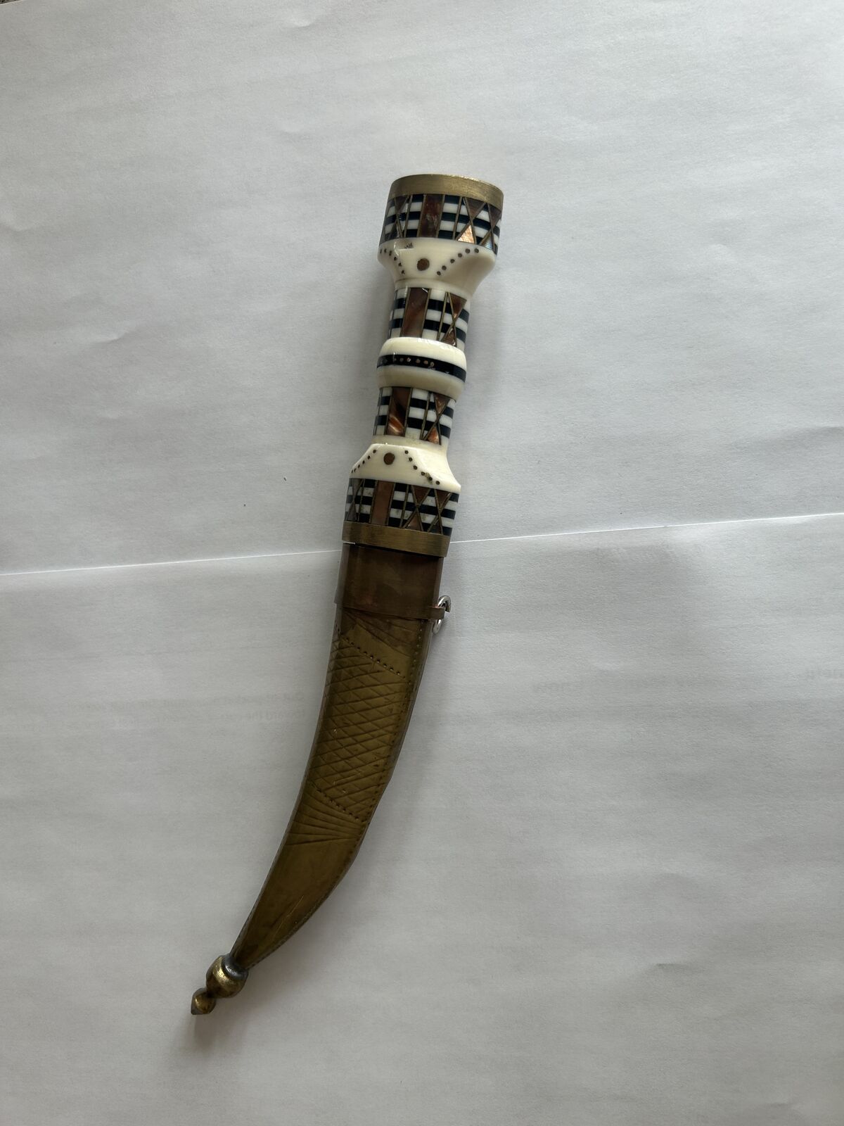 Traditional Saudi Jambiya – Handcrafted Cultural Decor Piece