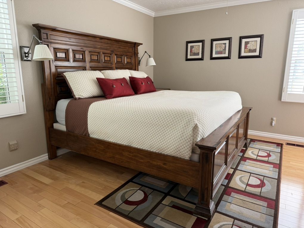 Very Beautiful Solid Wood King Bedroom Set