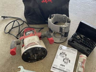 SKIL 1815 2-1/4 HP Variable Speed Router with Site Light and Fixed Base (Used)