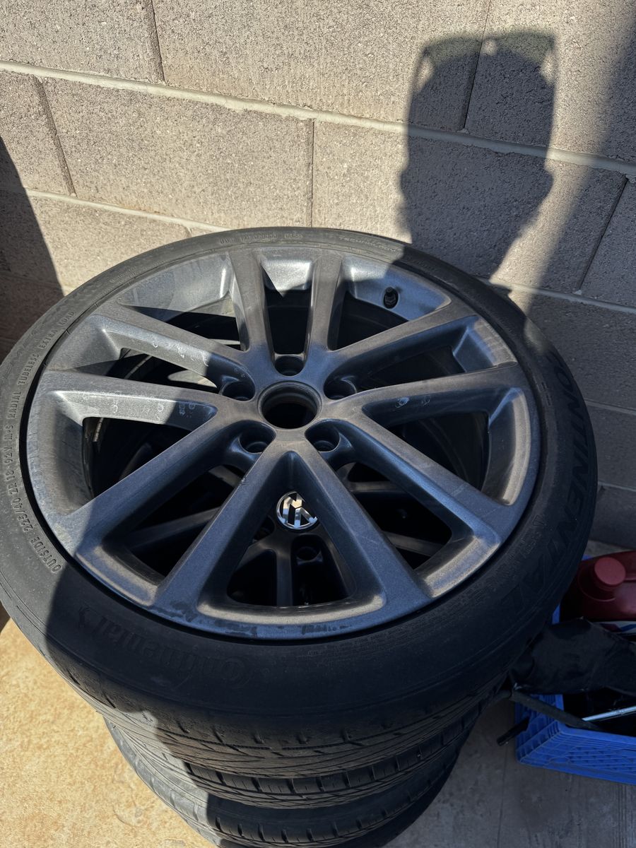 Volkswagen 18” wheels with 225/40/18 tires