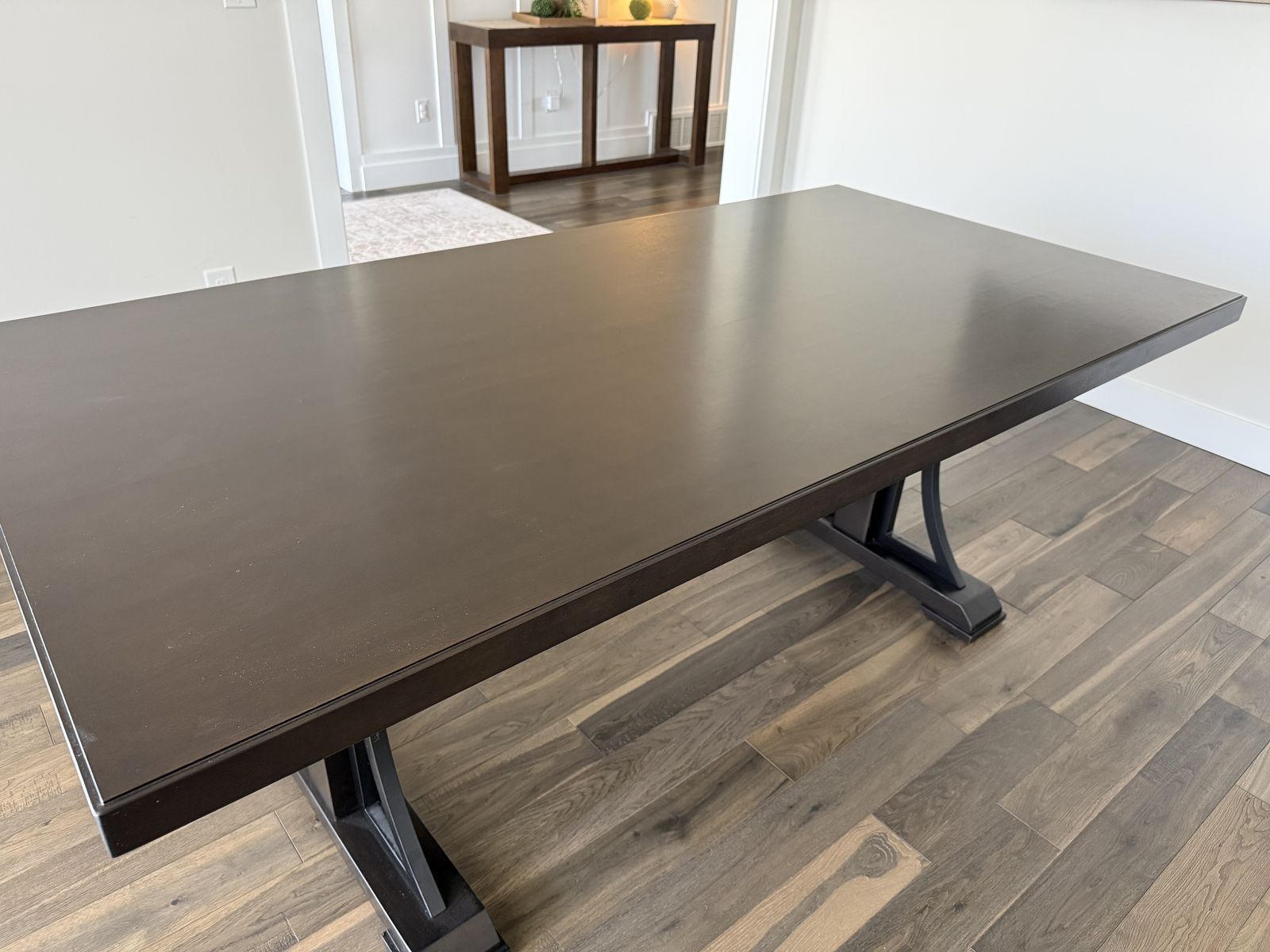 Dining table like brand new
