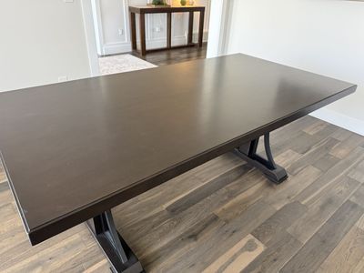 Dining table like brand new