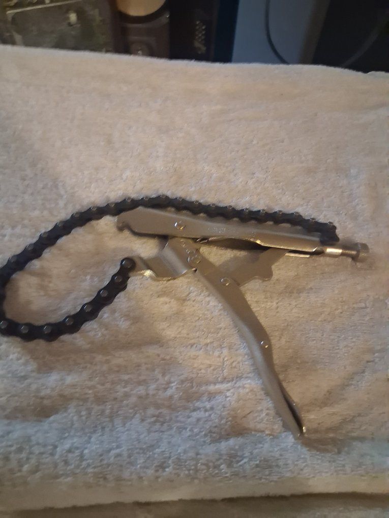 Locking chain clamp