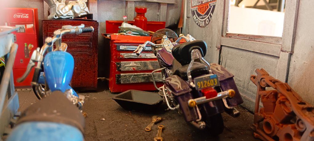 1/18 scale Harley Davidson Sales/ Service Diorama