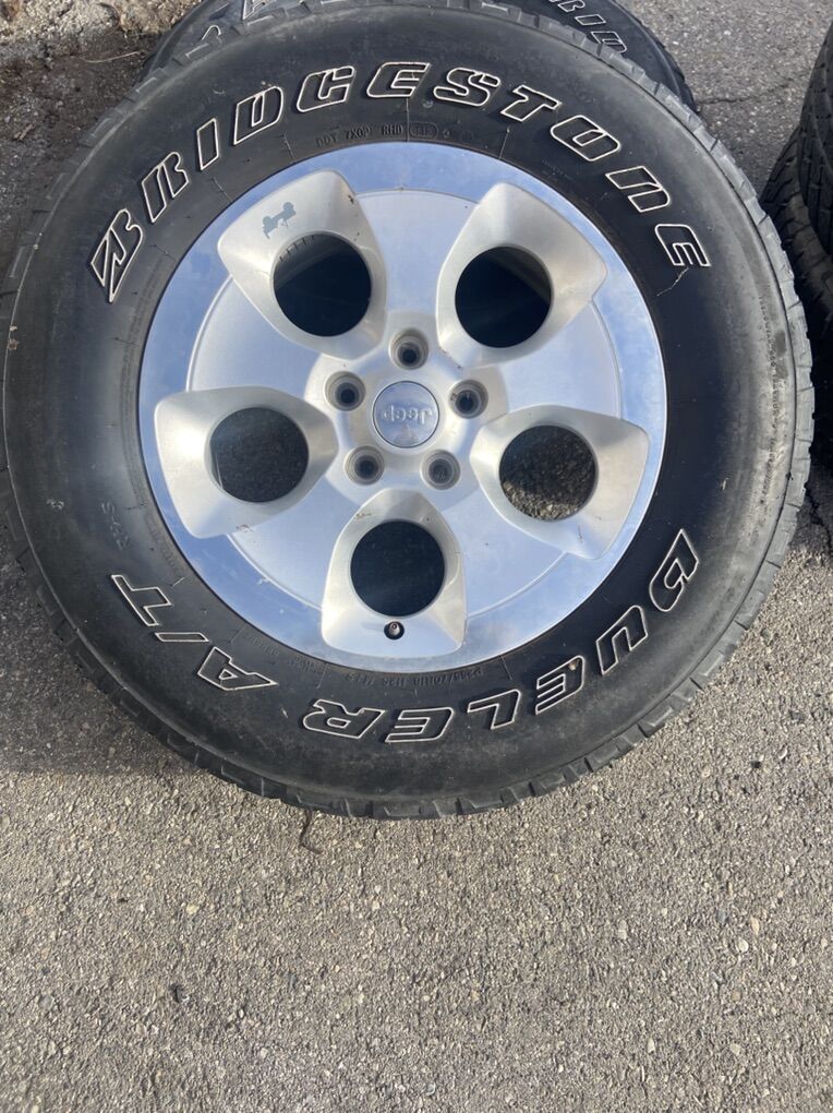 Bridgestone Dueler A/T 255/70R 18 With Jeep Rims