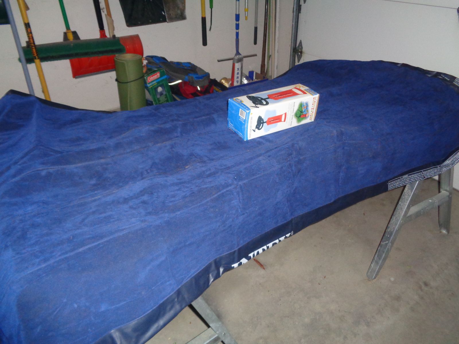 Air bed with hand pump