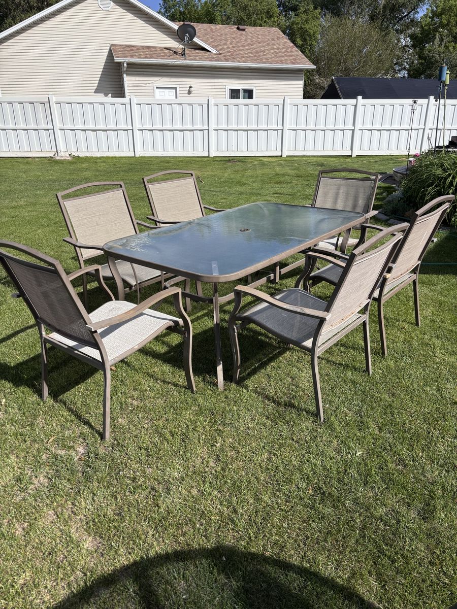 Patio Table And 6 Chairs