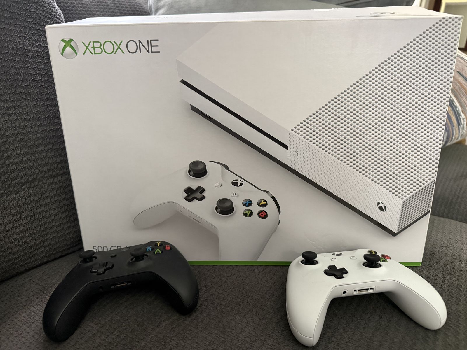 Xbox One S 500GB Bundle + 2 Controllers + 2 Halo Games