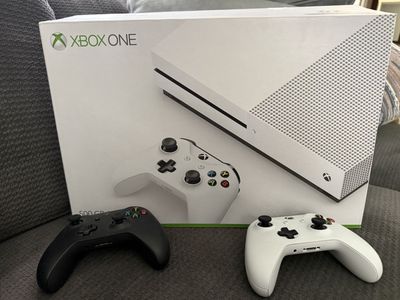 Xbox One S 500GB Bundle + 2 Controllers + 2 Halo Games