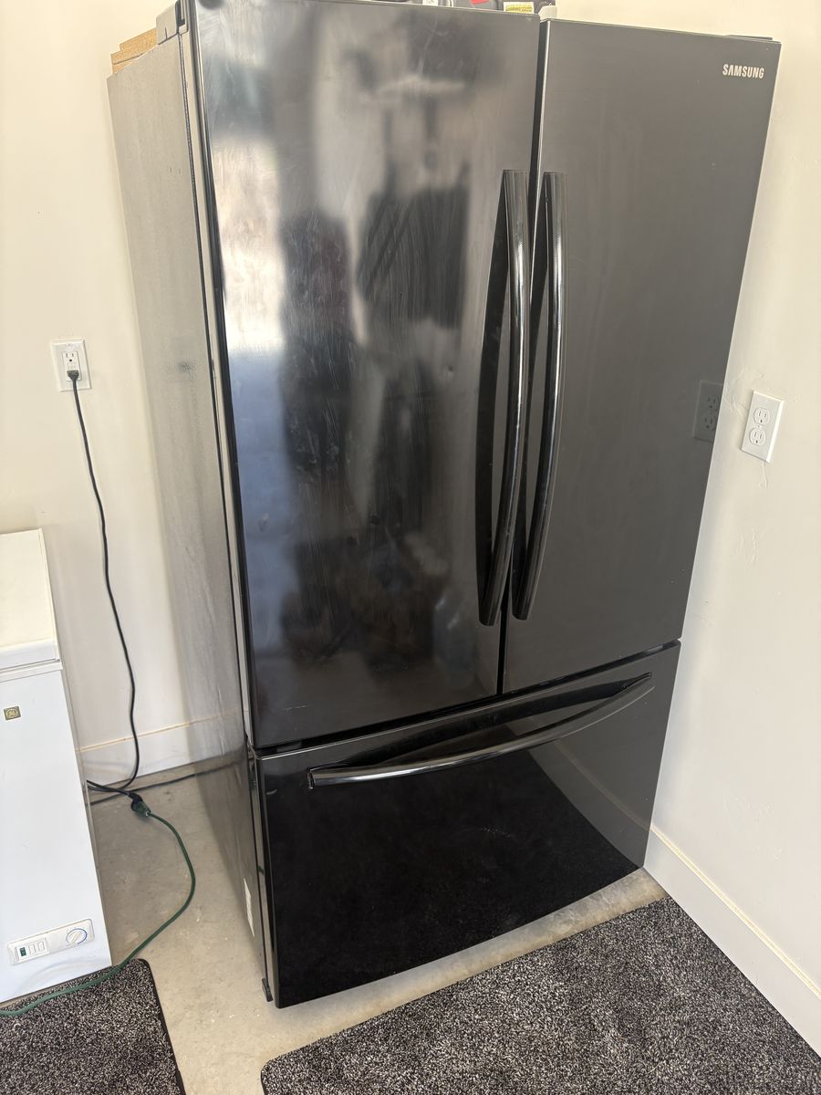 Samsung 25.5 cu. ft. 3-door French Door refrigerator with a  black finish, internal water dispenser, and automatic ice maker.