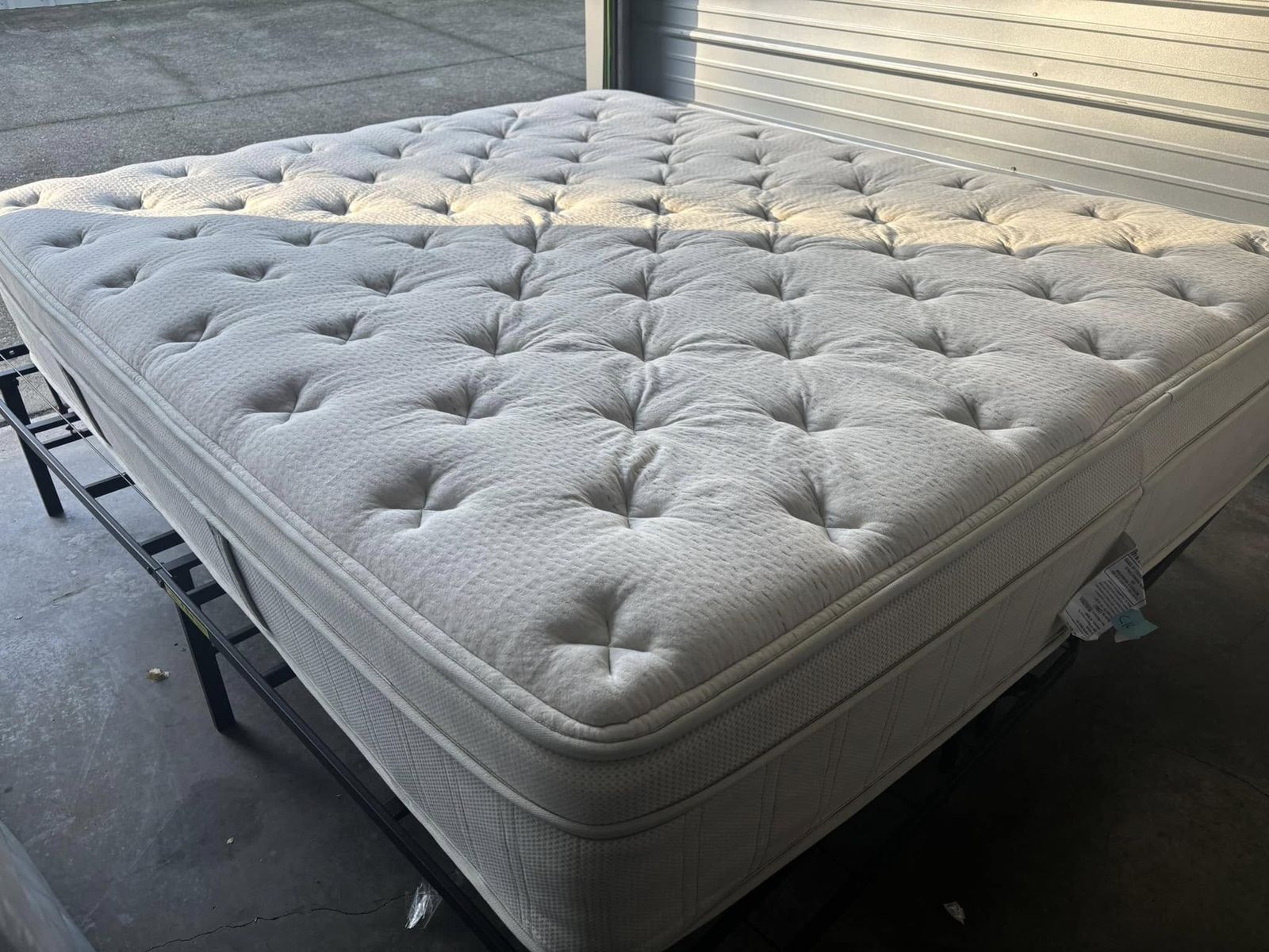 Queen mattress, Leesa Natural, Hybrid, Excellent Condition, Like New!!