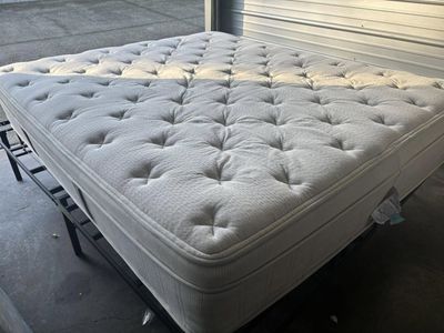 Queen mattress, Leesa Natural, Hybrid, Excellent Condition, Like New!!