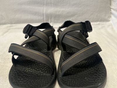 Chaco men’s size 9 gray with gold pinstripe sandals