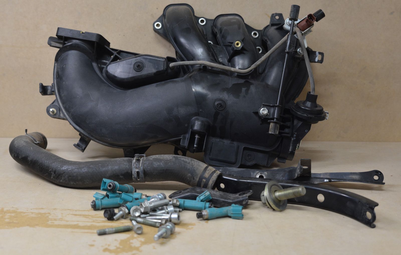2007-2009 Toyota FJ Cruiser 4.0L OEM Intake Manifold Assembly w/ Fuel Injectors & Hardware 1GR-FE