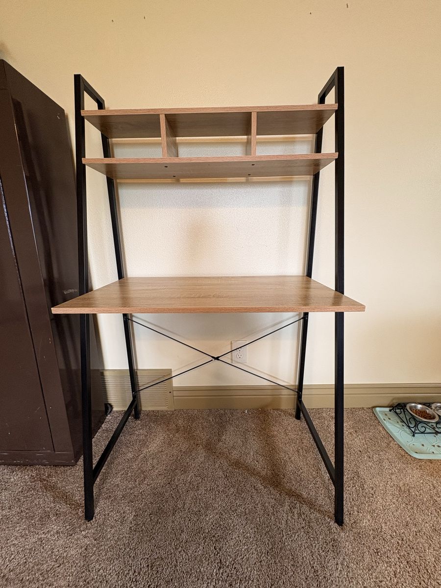 Modern Desk with Hutch Shelf – Great Condition